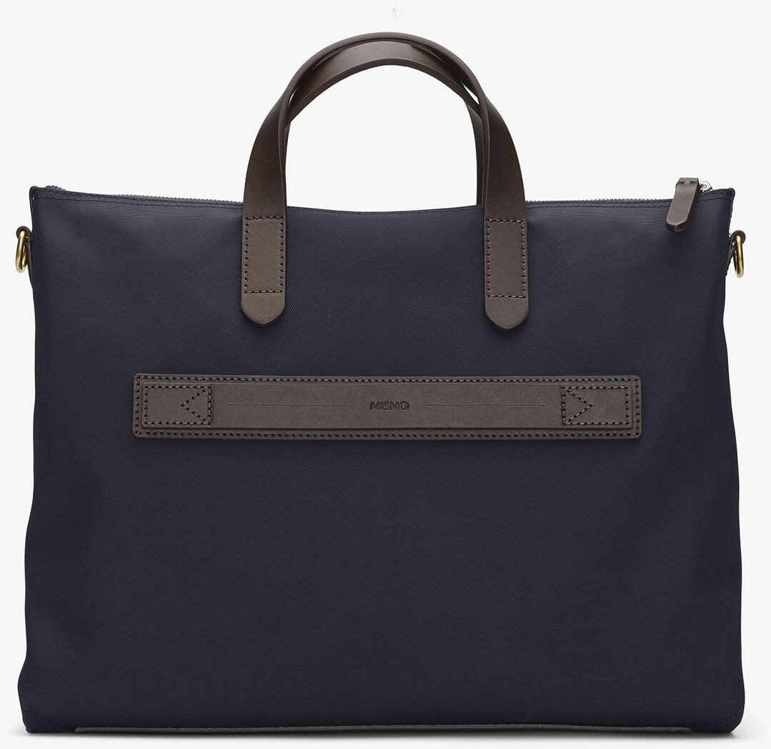 Eine elegante Laptop-Tasche der Marke »BRIEF« in Schwarz mit braunen Griffen und Akzenten. Die Tasche hat ein minimalistisches Design mit einer glatten Oberfläche und einem Reißverschluss.