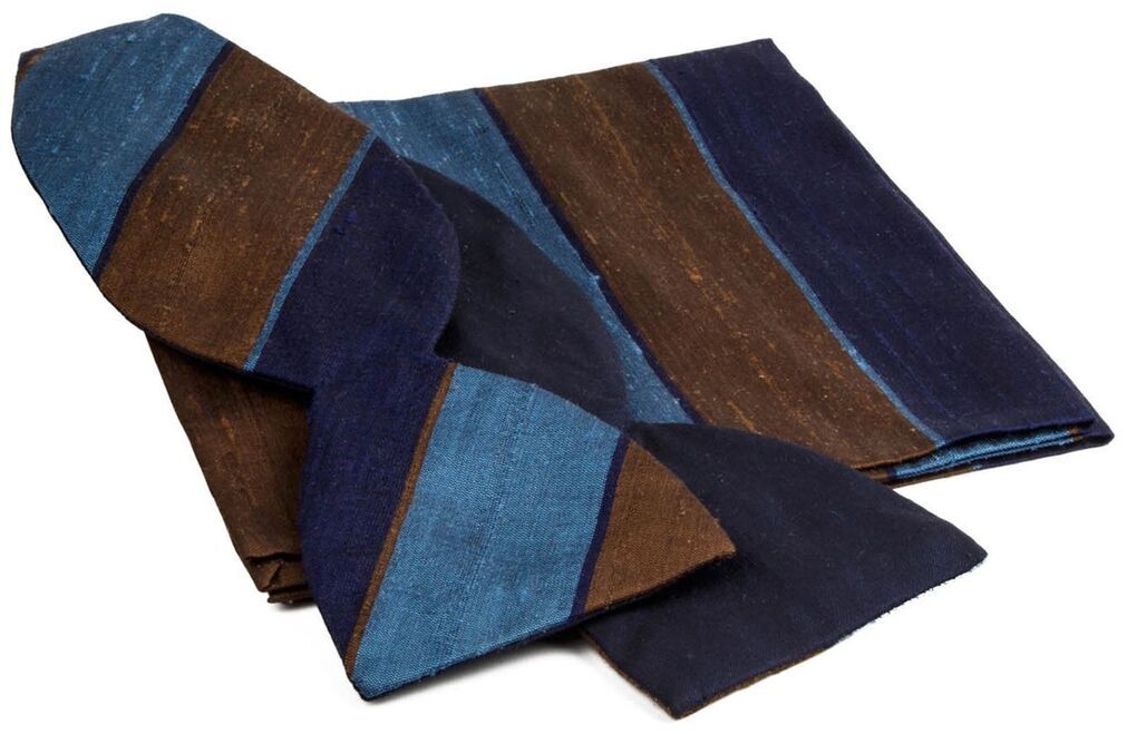 Accessoire-Set #007 Goldenstripe's Edition: Ein modisches Set bestehend aus Krawatte und Einstecktuch mit gestreiftem Muster in den Farben Braun, Blau und Dunkelblau.