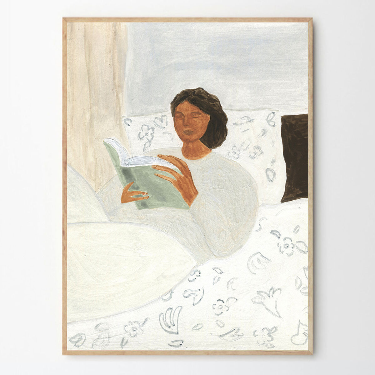 Ein gerahmtes Bild zeigt eine Person, die im Bett liegt und ein Buch liest. Die Farben sind neutral und beruhigend, mit Betonung auf Weiß- und Beigetönen. Das Bild strahlt eine Atmosphäre der Entspannung und Gemütlichkeit aus.