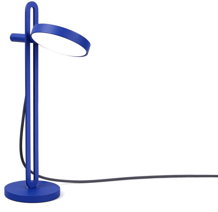 Moderne blaue Tischlampe mit der Bezeichnung »Echo«. Die Lampe hat ein minimalistisches Design mit einem runden Sockel und einem gebogenen Arm. Ein schwarzes Kabel ist an der Basis befestigt und führt zur Stromquelle.