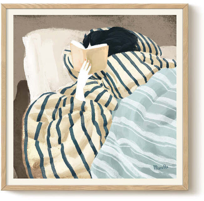 Illustration eines Menschen, der gemütlich im Bett unter gestreiften Decken liegt und ein Buch liest. Die Szene wirkt ruhig und heimelig, die Farben sind sanft gehalten in Beige-, Blau- und Brauntönen. Das Poster mit Holzrahmen bringt winterliche Gemütlichkeit und passt ideal zur entspannten Wohnatmosphäre.