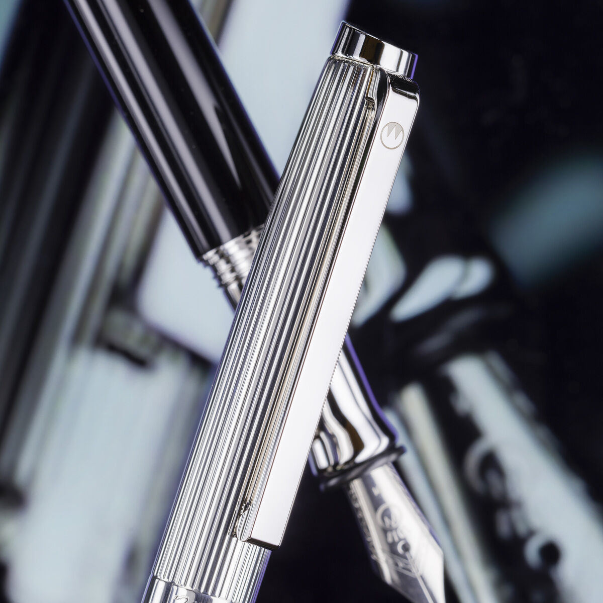 Ein eleganter Füllfederhalter namens »Tuscany« in Schwarz und Silber, der eine luxuriöse und professionelle Ausstrahlung vermittelt. Geeignet für verschiedenste Schreibanlässe und als hochwertiges Geschenk.