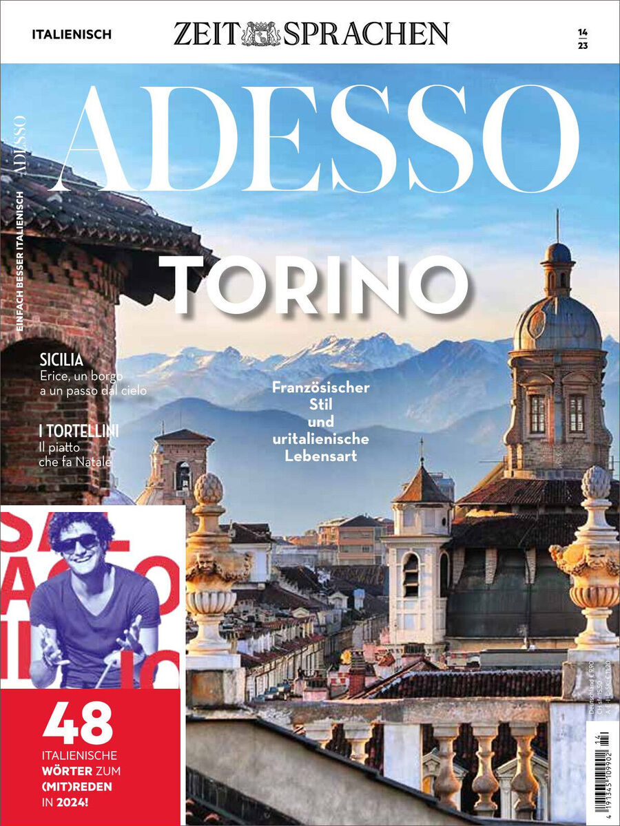 Die Titelseite des Adesso Magazins 14/2023 zeigt einen Blick auf die Stadt Torino mit historischen Gebäuden im Vordergrund und Bergen im Hintergrund. Auf dem Cover stehen Schlagzeilen wie 'Sizilien' und '48 italienische Wörter zum Mitreden in 2024'.