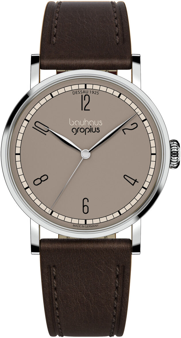 Abgebildet ist die ZEIT-Sonderedition Uhr »Frauen am Bauhaus« von Walter Gropius. Sie besitzt ein roségraues Zifferblatt mit feiner Minimalistik, ein Gehäuse aus poliertem Edelstahl und ein dunkelbraunes Lederarmband. Die Uhr ist auf 250 Exemplare limitiert.