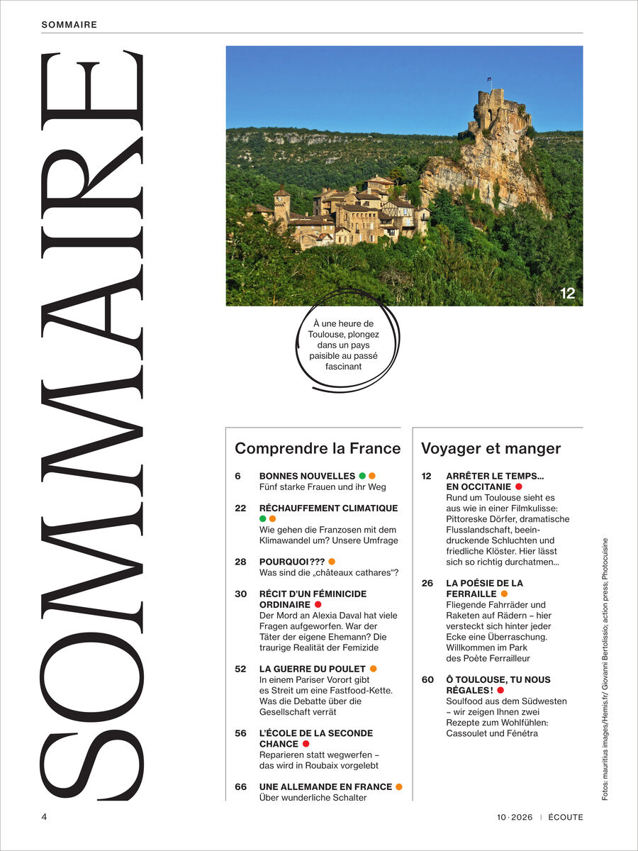 Detailreiche Inhaltsverzeichnis-Seite des Écoute Magazin 10/2026 von Spotlight Verlag mit dem Schriftzug „SOMMAIRE“ am linken Rand, Foto einer malerischen Felsenstadt oberhalb grüner Landschaft, darunter Liste von Rubriken und Magazinartikeln zu Frankreich, Reisen, Essen und Kultur.