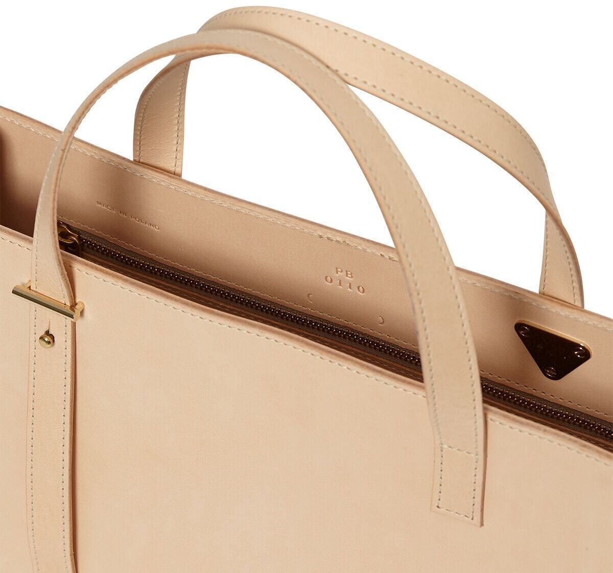 Elegante und minimalistische Tragetasche aus hochwertigem beigen Leder, Teil der ZEIT-Sonderedition »DIE ZEIT 1« mit goldfarbenen Akzenten, ideal für Alltag, Arbeit oder als modisches Accessoire.