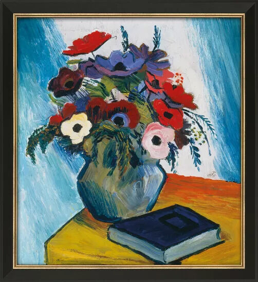 Ein expressionistisches Stillleben von August Macke aus dem Jahr 1911 zeigt einen Blumenstrauß aus Anemonen in einer Vase neben einem blauen Buch auf einem gelben Tisch. Die Farben sind leuchtend und kontrastreich, vorwiegend blau, grün, rot, weiß, gelb und schwarz.