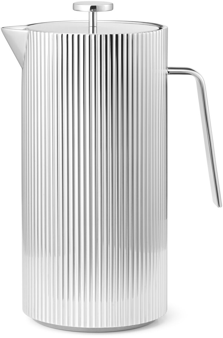 Der »Bernadotte« Kaffeezubereiter mit einem Fassungsvermögen von 1 Liter aus Edelstahl hat ein elegantes, gerilltes Design und einen Griff an der Seite.