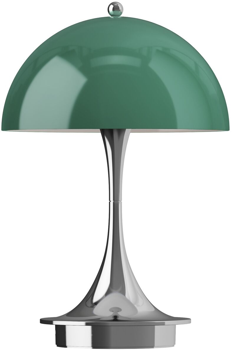Die Panthella 160 Portable Leuchte von Louis Poulsen ist eine kompakte Tischleuchte mit grünem, halbkuppelförmigem Schirm, silberfarbenem, trompetenförmigem Stab und rundem Standfuß. Die Oberfläche wirkt glatt und glänzend, das Design modern und stilvoll.