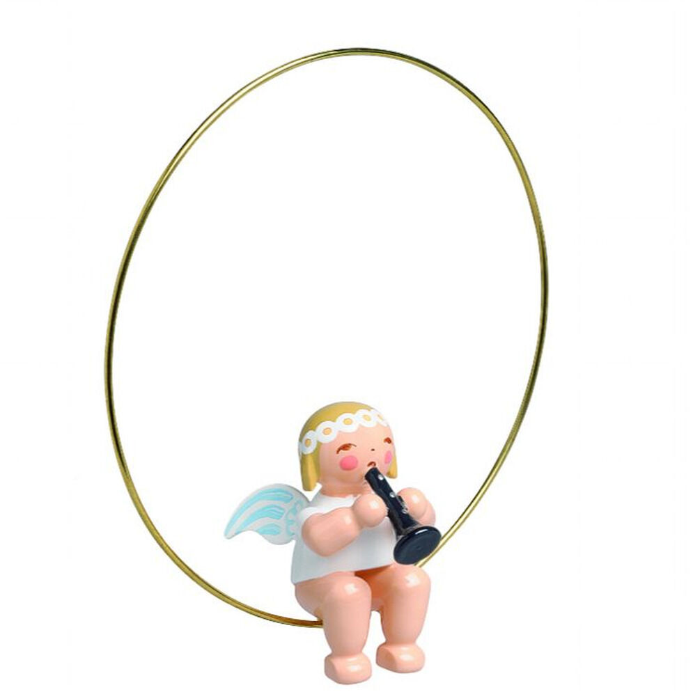 Freigestellte Produktaufnahme auf weißem Grund: Ein kleiner, handbemalter Engel von Wendt & Kühn sitzt schwebend am unteren Rand eines dünnen goldfarbenen Metallrings. Die Figur trägt hellblaue Flügel, eine weiße Punktbordüre im Haar und spielt eine schwarze Klarinette. Der große Ring bildet einen ovalen Rahmen.