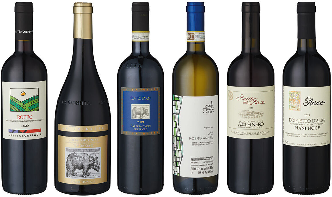 Sechs verschiedene Weinflaschen der ZEIT-Weinedition »Piemont«, darunter Rotweine und ein Weißwein, mit Etiketten in verschiedenen Farben und Designs, auf einem weißen Hintergrund stehend.