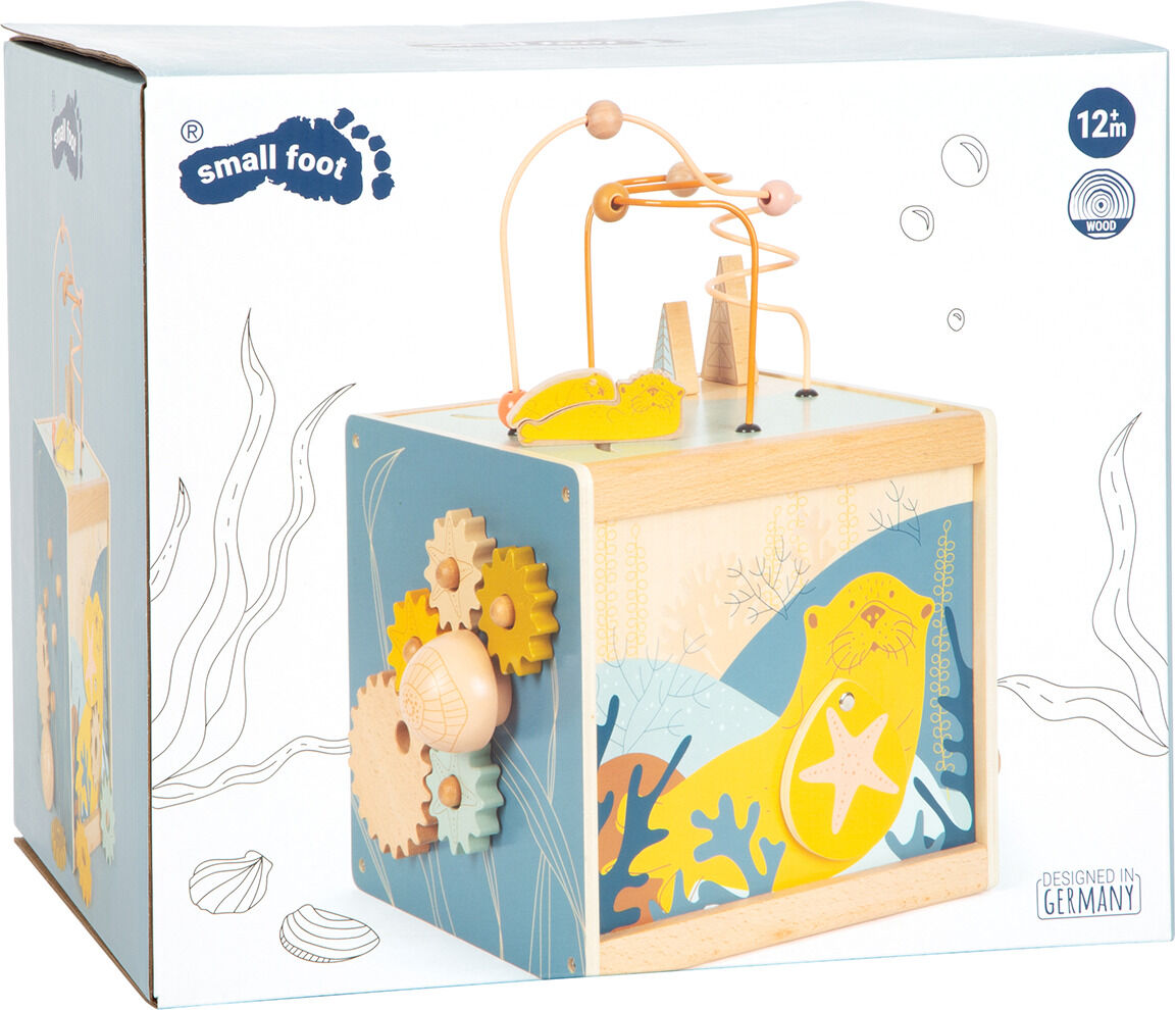 Motorikkiste »Seaside« für Kleinkinder, in maritimen Design mit einem Quader aus Holz. Enthält bunte Motive von Fischen und Meereslandschaften sowie Zahnrad- und Schiebespielelemente. Fördert die Feinmotorik und Kreativität von Kindern.