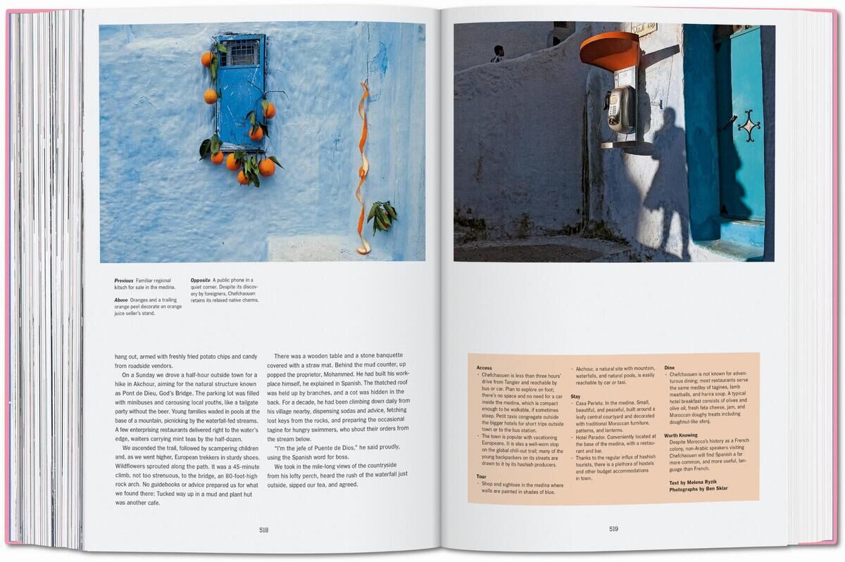 Das Bild zeigt eine Doppelseite des Buches 'The New York Times Explorer. 100 Reisen rund um die Welt'. Links ist eine blaue Wand mit einem Fenster und an der Wand hängen Orangen. Rechts ist ein Schattenbild zweier Personen vor einer grauen Wand in hellblauen Tönen. Unten auf der Seite sind Texte in Schwarz-Weiß gedruckt.