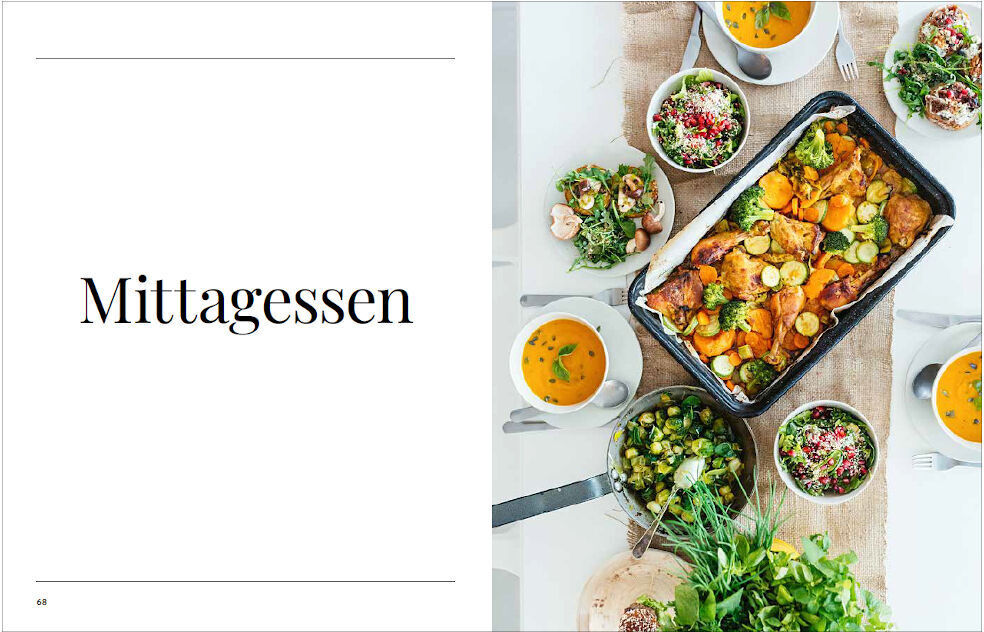 Kochbuch mit dem Titel »Sonntagsessen«. Rechts ein gedeckter Tisch mit verschiedenen Gerichten, darunter Salate und Suppen.