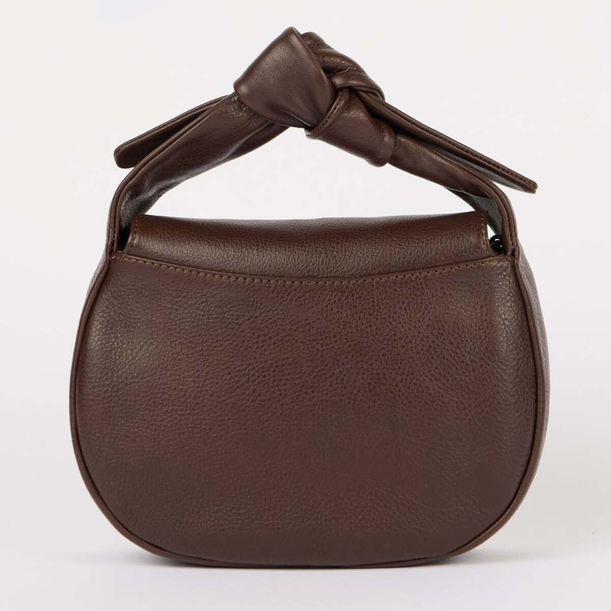 Kleine, elegante Schultertasche in dunklem Braun mit markantem Knoten-Design am kurzen Henkel, freistehend vor einfarbig hellem Hintergrund.