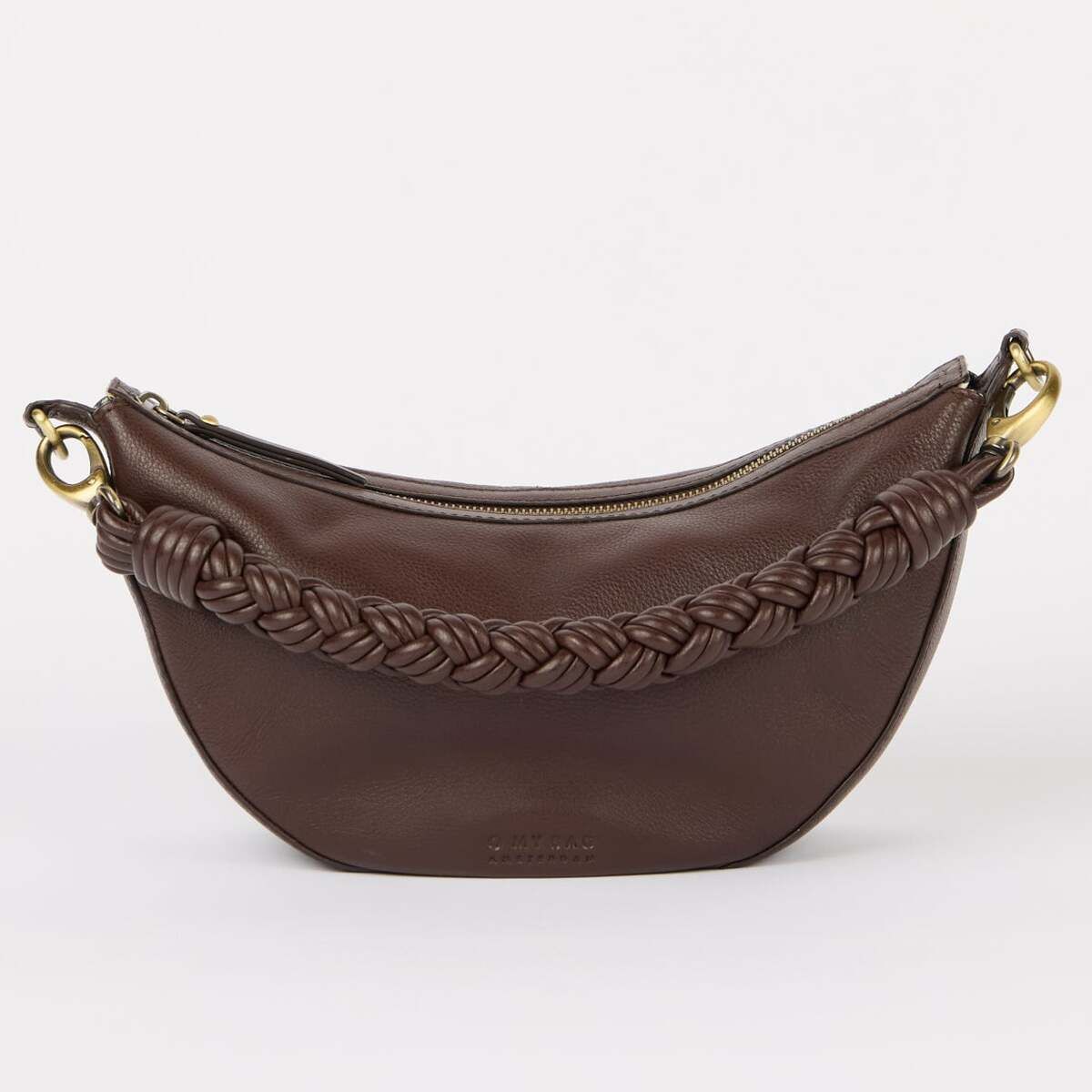 Kleine, halbmondförmige, dunkelbraune Damentasche mit geflochtenem Henkel und goldfarbenen Metallringen, auf hellem Hintergrund stehend.