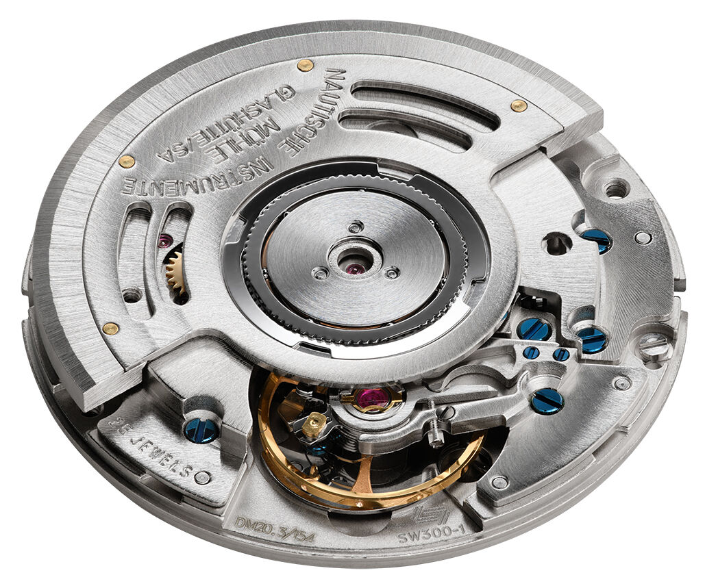 Das Bild zeigt das hochwertige Automatikwerk SW300-1 Version Mühle von Mühle-Glashütte. Sichtbar sind fein gearbeitete Zahnräder, gebürstetes Edelstahl, goldene und blaue Schrauben sowie technische Gravuren. Die Mechanik wirkt präzise und luxuriös verarbeitet.