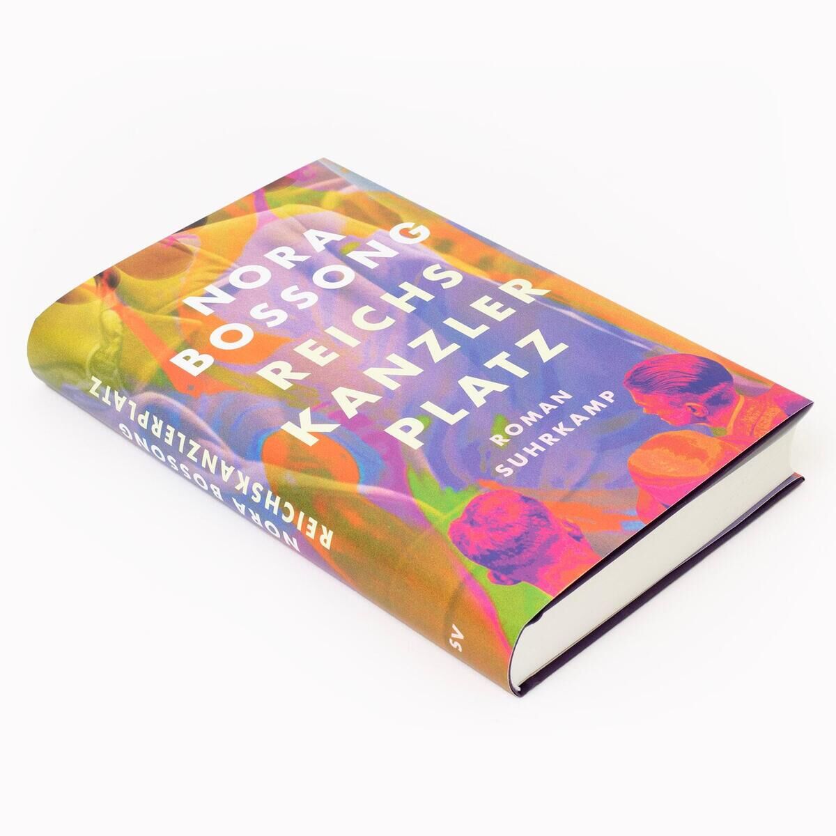 Ein Buch mit dem Titel "Reichskanzlerplatz" von Nora Bossong, veröffentlicht vom Suhrkamp Verlag. Das Buch ist auffällig gestaltet mit bunten Farben in Orange, Violett, Grün und Blau sowie weißer Schrift.