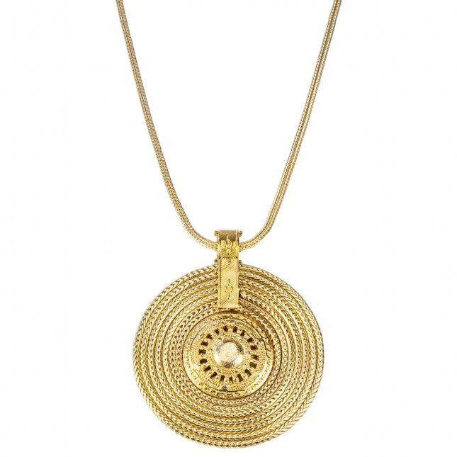 Collier »Aton-Sonnenrad« von Petra Waszak für Ars mundi, bestehend aus einer doppelreihigen goldenen Kette mit rundem, detailreichem Sonnenrad-Anhänger aus 24 Karat vergoldetem Messing. Die feine Schmiedekunst betont die markante Strahlensymbolik des Lebens.
