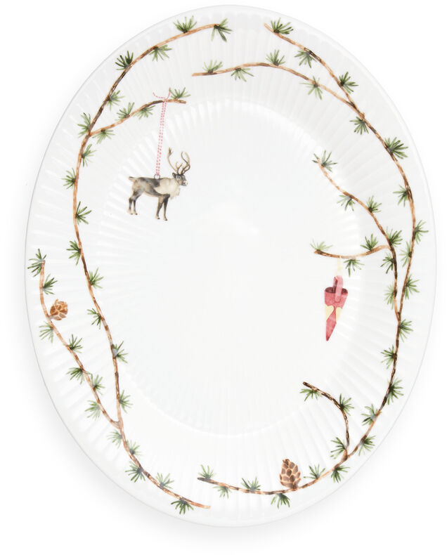 Weiße Weihnachtsplatte »Hammershøi« mit dekorativen Elementen wie Rentier, Christbaumschmuck, Tannenzapfen, und Zweigen. Skandinavisches Design.