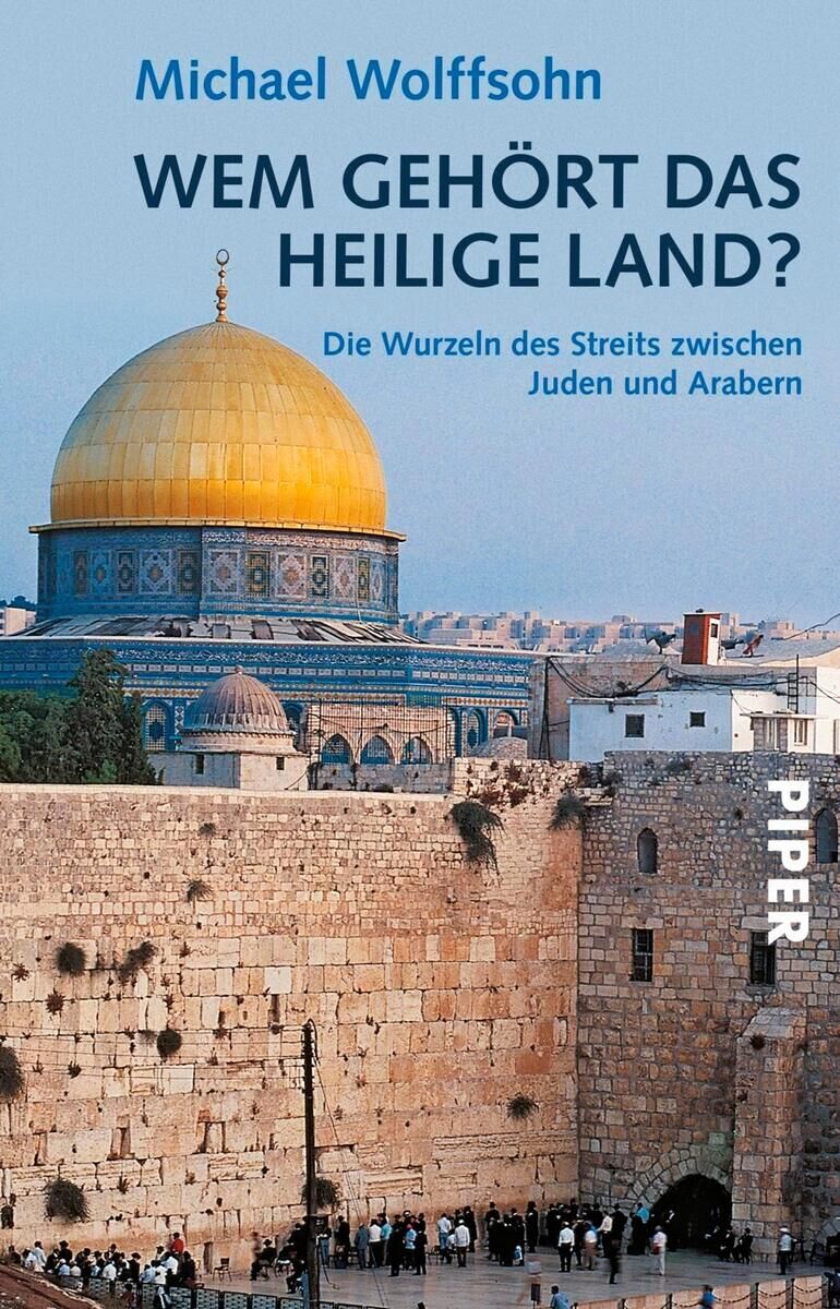 Buchcover von 'Wem gehört das Heilige Land?' von Michael Wolffsohn. Das Cover zeigt den Felsendom und die Klagemauer in Jerusalem, mit beige und grauen Steinmauern und einer goldenen Kuppel vor einem blauen Himmel. Der Titel und Autorname sind in blauer Schrift, der Verlag Piper ist auf der rechten Seite angezeigt.