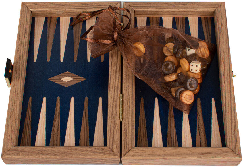 Ein tragbares Backgammon-Spiel aus Nussbaumholz mit einem blauen Spielbrett und beigen Spielsteinen. Das Set enthält einen braunen Stoffbeutel mit Würfeln und Spielsteinen. Geeignet für unterwegs.