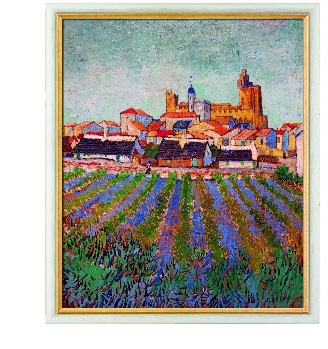 Gemälde von Vincent van Gogh aus dem Jahr 1888 mit dem Titel 'Blick auf Saintes-Maries-de-la-Mer', das ein Dorf mit einer Kirche im Hintergrund und blühenden Feldern im Vordergrund zeigt. Die Farben sind lebendig mit dominierenden Blau-, Grün-, Rot-, Gelb- und Orangetönen.