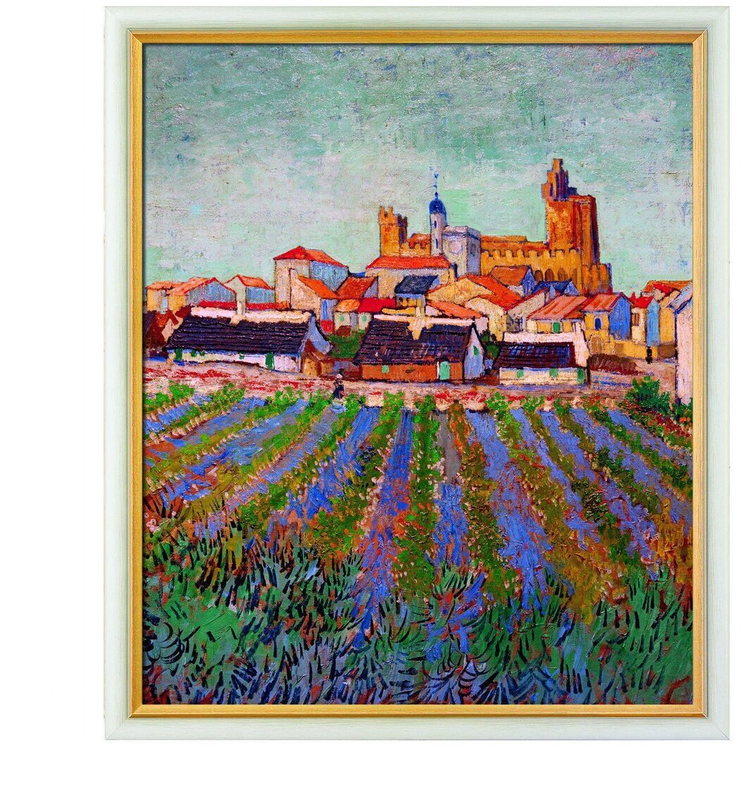 Gemälde von Vincent van Gogh aus dem Jahr 1888 mit dem Titel 'Blick auf Saintes-Maries-de-la-Mer', das ein Dorf mit einer Kirche im Hintergrund und blühenden Feldern im Vordergrund zeigt. Die Farben sind lebendig mit dominierenden Blau-, Grün-, Rot-, Gelb- und Orangetönen.