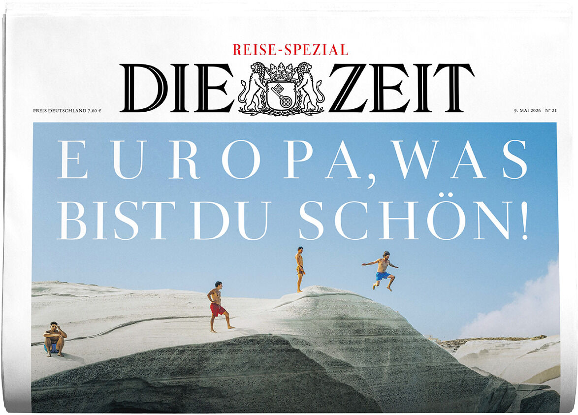 Titelbild der Sonderausgabe DIE ZEIT 21/2026 Reise-Spezial. Große Überschrift: 'Europa, was bist du schön!' Über einer Landschaft mit weißen Felsen und blauem Himmel, auf denen vier Menschen entspannt klettern. Oben klassisches DIE ZEIT-Logo.