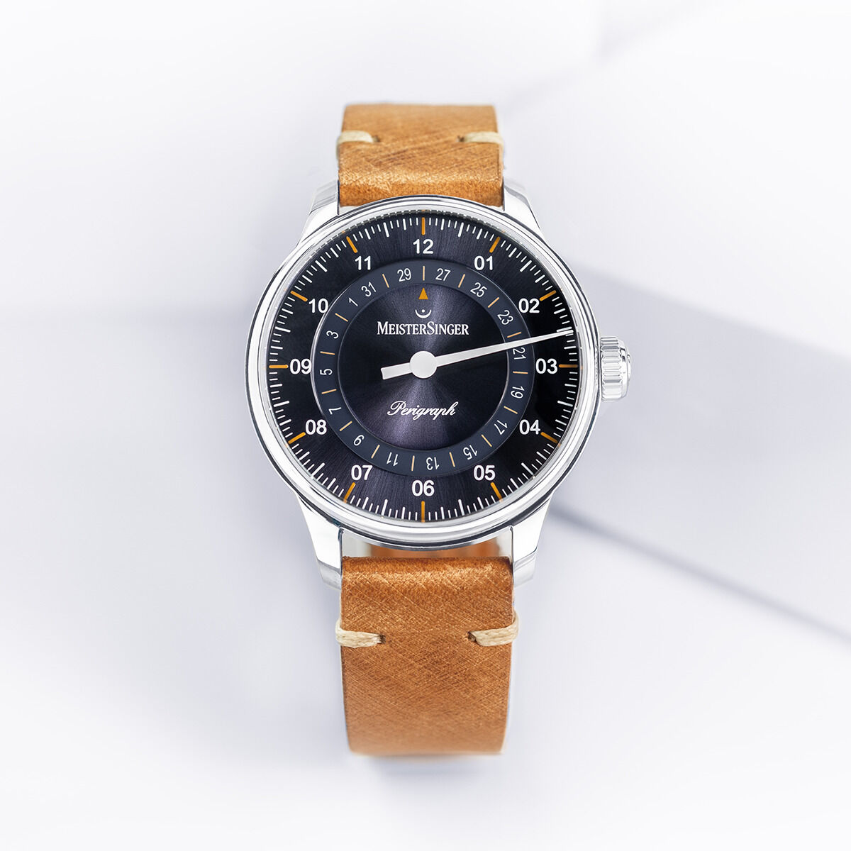 Die ZEIT-Sonderedition »Perigraph« Uhr von MeisterSinger zeigt eine stilvolle Armbanduhr mit braunem Lederarmband und schwarzem Zifferblatt mit silbernen Akzenten. Ideal als Geschenk zu besonderen Anlässen.