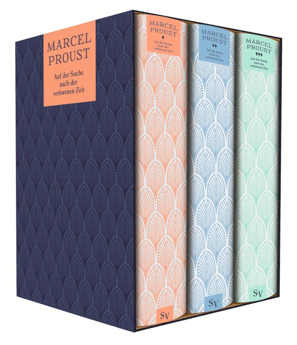 Drei Bücher von Marcel Proust mit dem Titel 'Auf der Suche nach der verlorenen Zeit' in einer eleganten Buchhülle. Die Hülle ist dunkelblau mit einem dekorativen Muster und die Buchrücken sind in Blau, Orange und Mintgrün gestaltet.