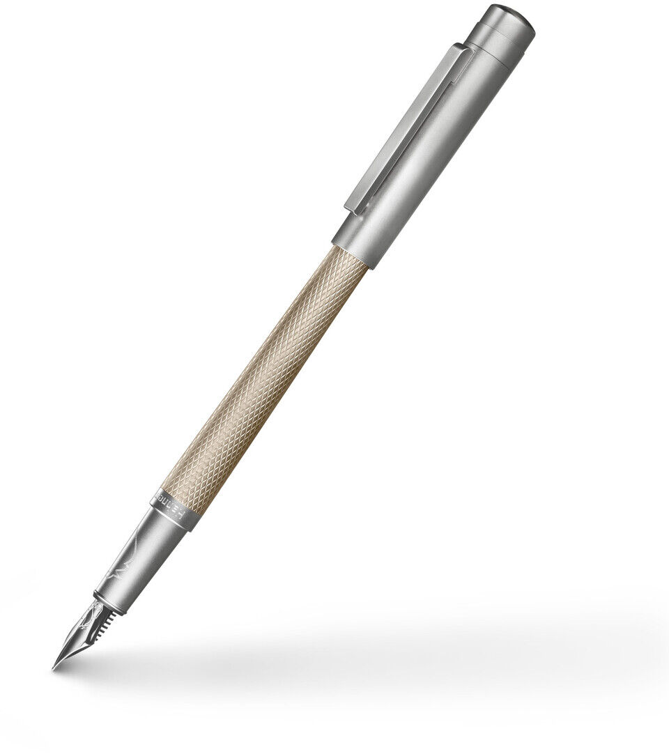 Ein eleganter Füllfederhalter der »Slim Edition« mit metallischem Gehäuse und feiner Feder. Der Schaft ist in Beige gehalten, während die Kappe und Spitze silbergrau sind.