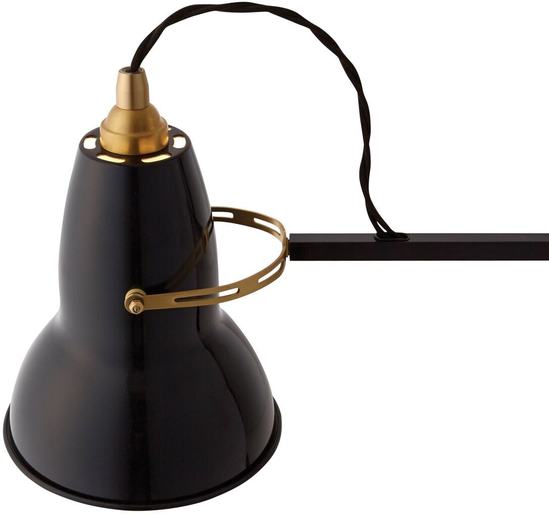 Die Tischleuchte »Anglepoise Original 1227 Brass Desk Lamp« zeigt eine stilvolle Schreibtischlampe in Schwarz mit Messingdetails. Das verstellbare Design und die klassische Form verbinden Funktionalität mit zeitlosem britischen Industrie-Design.
