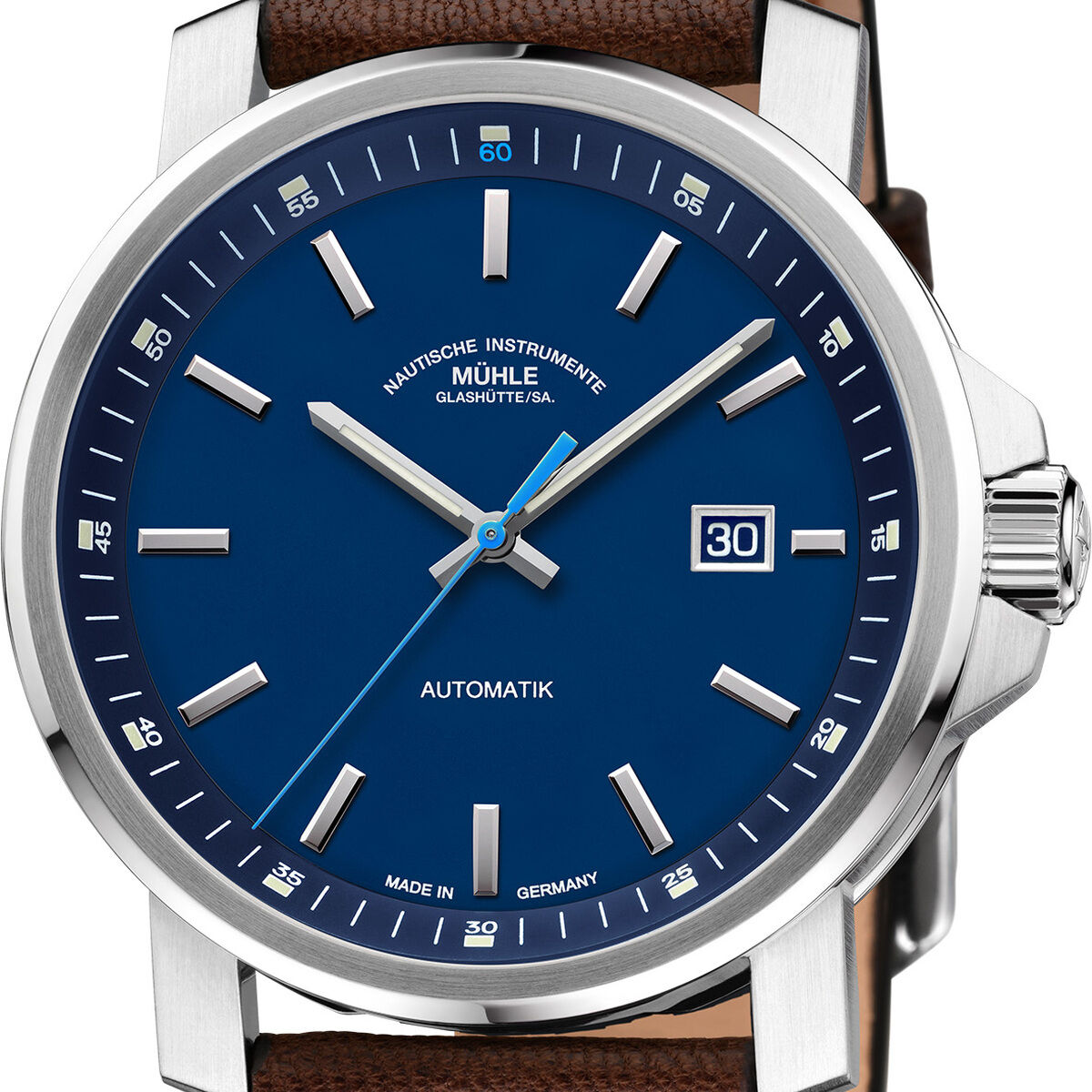 ZEIT-Sonderedition »29er Big Deep Blue« von Mühle-Glashütte: Hochwertige Herrenuhr mit blauem Zifferblatt, silbernem Edelstahlgehäuse und braunem Lederarmband. Ausgestattet mit Datumsanzeige.