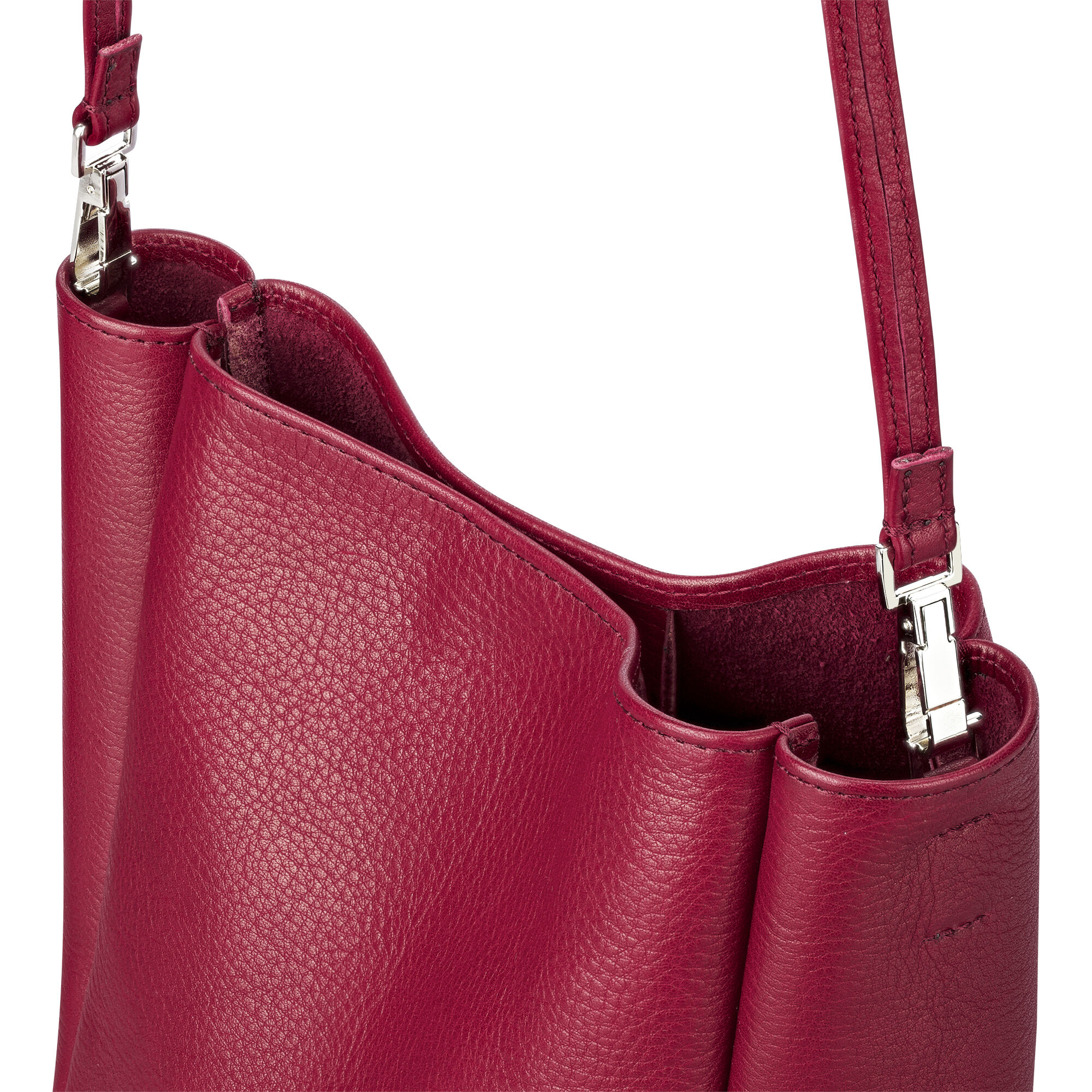 Rote Ledertasche, bekannt als »DIE ZEIT«, mit glänzenden silbernen Verschlüssen, zeigt eine klare, stilvolle Struktur mit hochwertigem Material.
