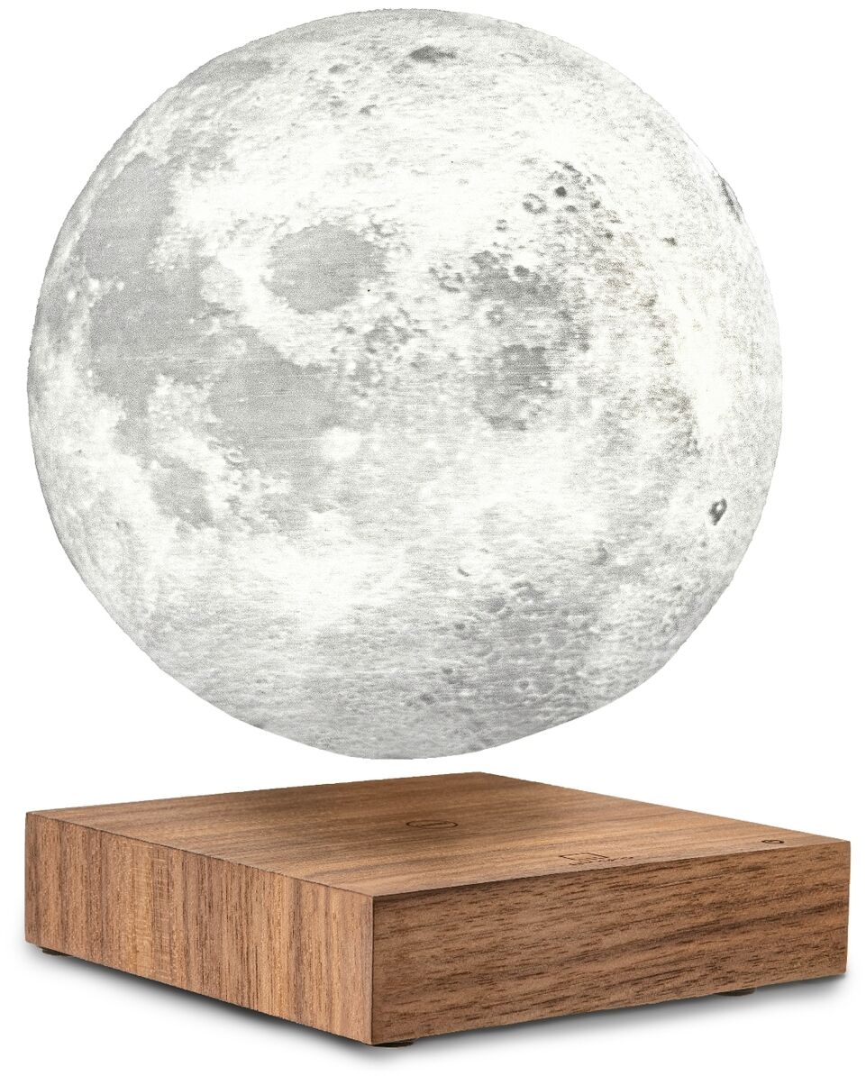 Die Smart Moon Lampe schwebt über einer Holzbasis, die wie ein Würfel geformt ist. Die Lampe stellt den Mond mit all seinen Kratern in Weiß- und Grautönen dar.