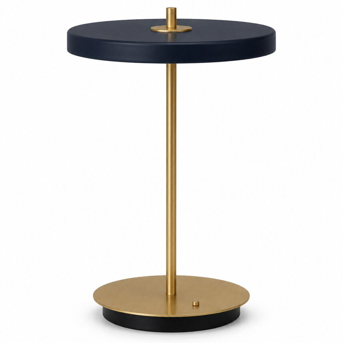 Die ZEIT-Sonderedition Tischleuchte »Asteria Move« ist eine moderne Designerlampe mit rundem, flachem, schwarzem Lampenschirm, goldenem Standfuß und schlankem, goldenem Stab, minimalistisch gestaltet, ideal für stilvolle Wohn- und Arbeitsbereiche.