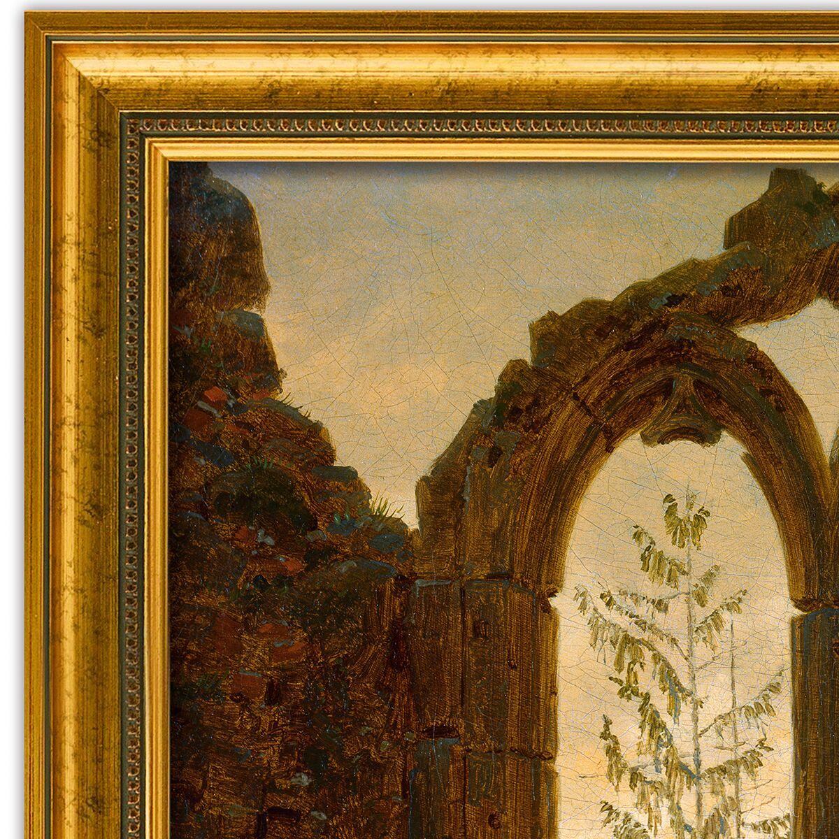 Das gerahmte Bild zeigt Caspar David Friedrichs Gemälde 'Der Träumer' als hochwertige Giclée-Reproduktion auf Leinwand. Eine Person sitzt auf einem großen Felsen, blickt verträumt in eine weitläufige Hügellandschaft mit nebligen Feldern und dezenten, wolkenverhangenen Himmelsfarben. Edler Holzrahmen umgibt das Bild.