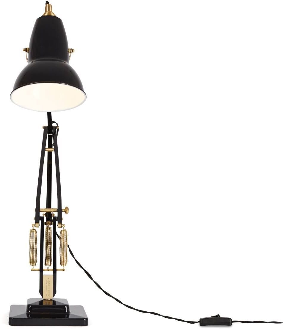 Die Tischleuchte „Anglepoise Original 1227 Brass Desk Lamp“ besteht aus schwarzem und messingfarbenem Metall und zeigt ein zeitloses Design. Sie ist verstellbar und eignet sich perfekt für Arbeitszimmer, Büros oder Wohnräume.