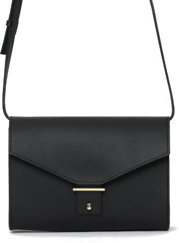 Schwarze Schultertasche aus Leder mit verstellbarem Riemen und goldener Schnalle, Teil der ZEIT-Sonderedition, geeignet für verschiedene Anlässe und modische Outfits.