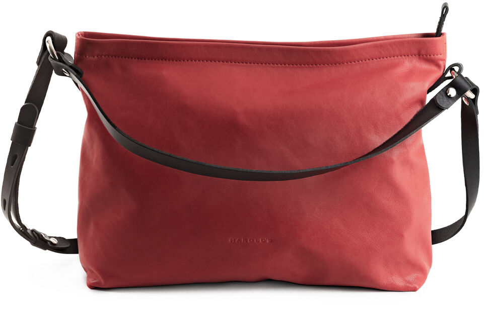 Rote Ledertasche mit schwarzem Schulterriemen. Schlichtes und elegantes Design, perfekt für den täglichen Gebrauch und verschiedene Anlässe.