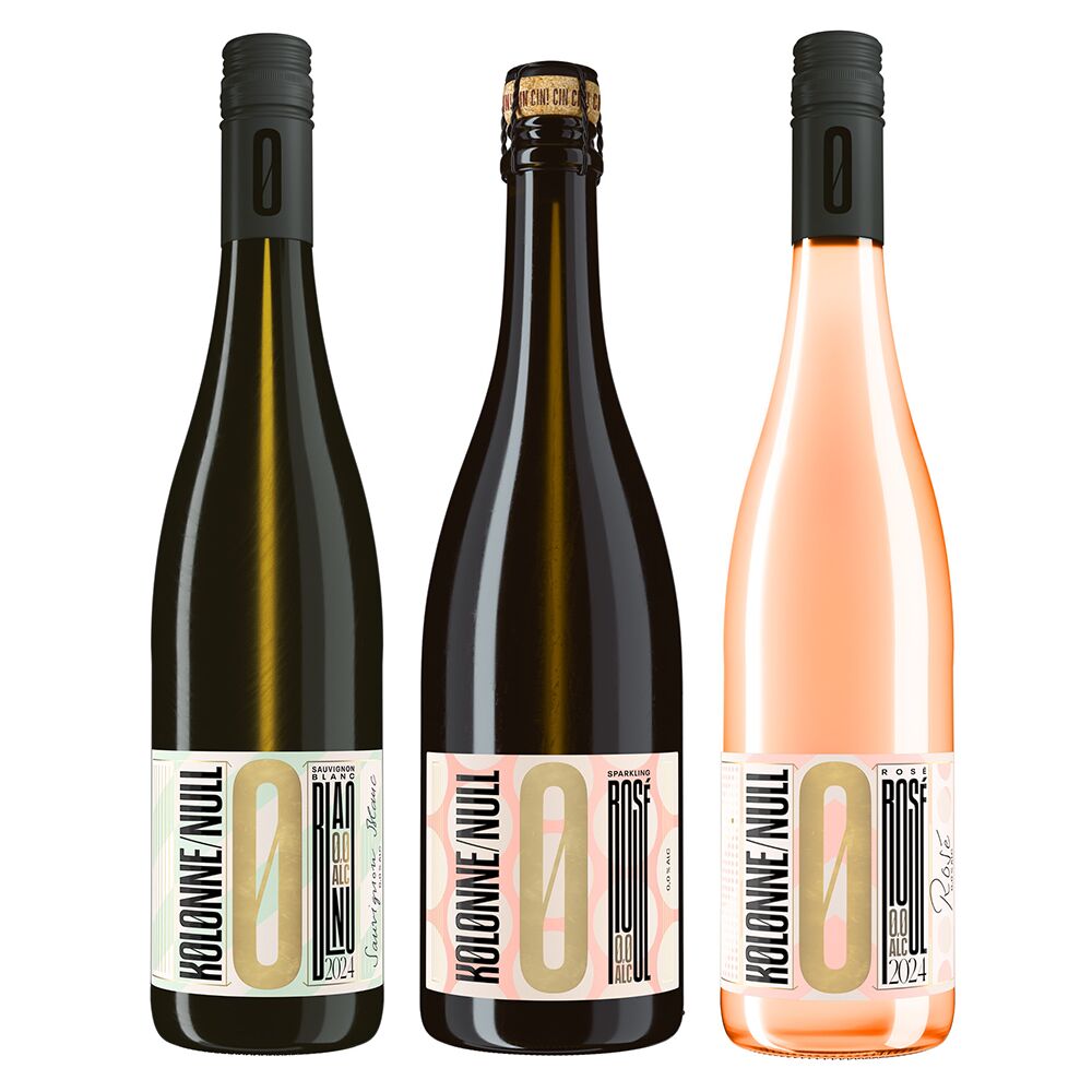 Drei Flaschen alkoholfreier Wein der ZEIT-Selektion Try Dry Reihe, zwei Weißweine und ein Roséwein, stehend nebeneinander vor weißem Hintergrund mit modernen Etiketten.