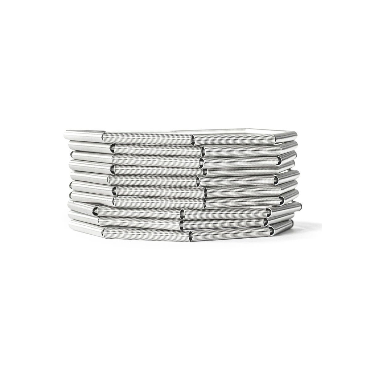 Das Armband "MISTY" der Marke la molla ist aus silberfarbenem Edelstahl gefertigt und besteht aus mehreren federartig gebogenen Elementen, die sich harmonisch zu einem modernen, flexiblen Schmuckstück verbinden. Es liegt auf weißem Hintergrund und wirkt minimalistisch und edel.