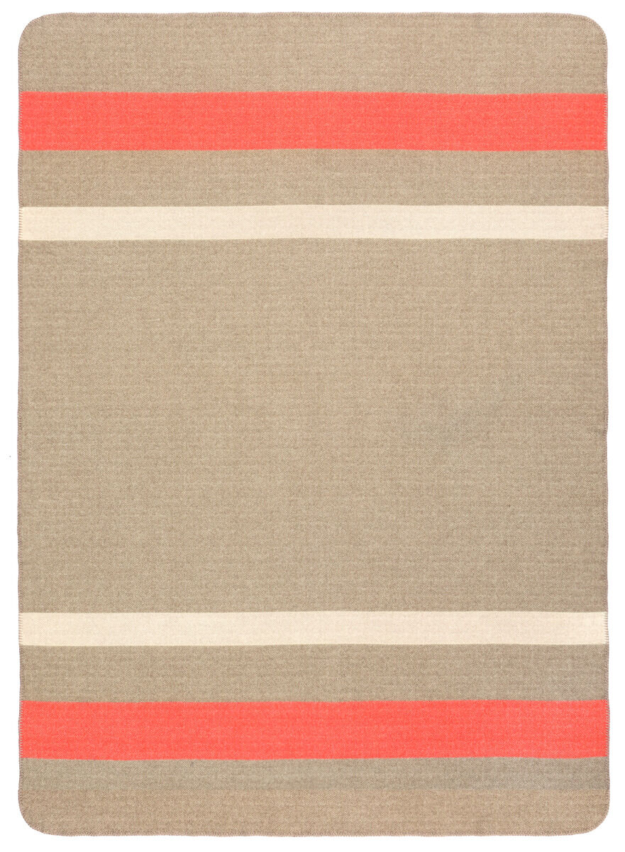 Ein gemütliches Plaid 'Liverpool' mit beige Grundfarbe und horizontalen roten und cremefarbenen Streifen. Die Decke wirkt modern und rustikal und eignet sich perfekt für das Wohnzimmer oder Schlafzimmer.