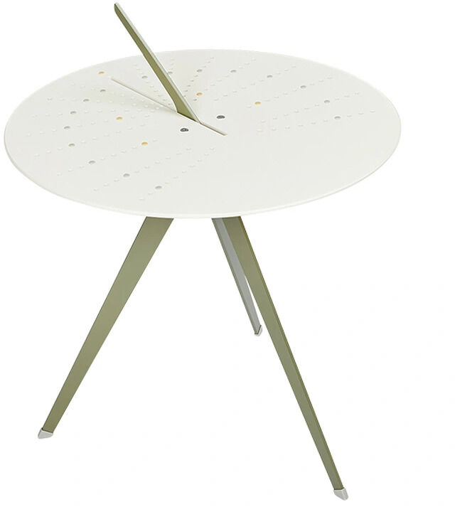Ein moderner Tisch in Form einer Sonnenuhr mit einer runden, weißen Tischplatte und einem grünen, dreibeinigen Gestell. Der Tisch hat ein minimalistisches und dekoratives Design, das sich für den Außenbereich eignet.
