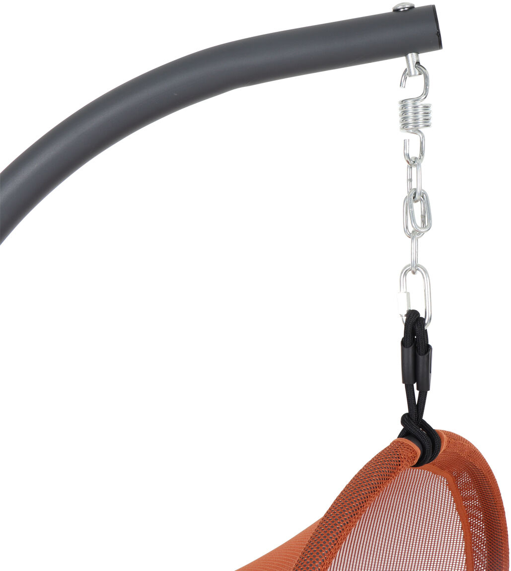 Detailaufnahme des Hängesessels »Yobaya« von Sienagarden in relaxed red, gezeigt wird die Aufhängung mit robustem Metallhaken, Kette und schwarzem Karabiner am pulverbeschichteten Stahlrahmen. Der Bezug ist aus offenporigem, rot-orangen Polyester AIR MESH Gewebe.