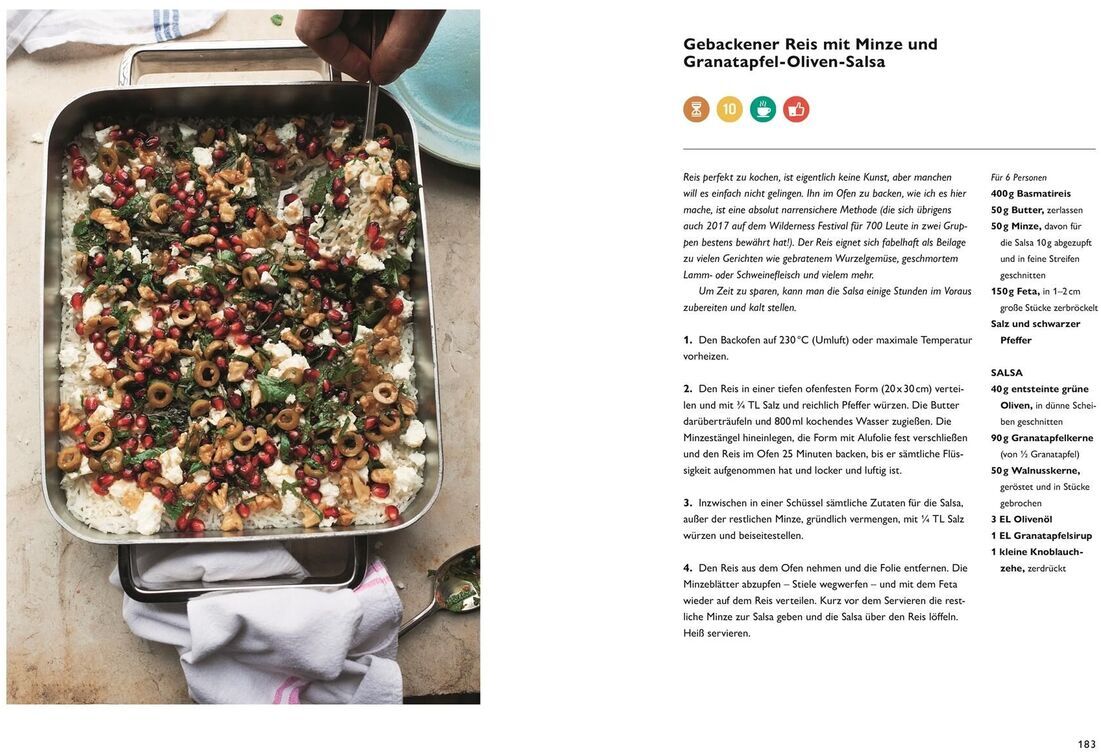 Ein offenes Kochbuch von Ottolenghi, Yotam mit dem Titel 'Simple'. Eine Doppelseite zeigt auf der linken Seite ein fertig zubereitetes Gericht mit Reis, Minze und Granatapfel-Oliven-Salsa in einer silbernen Auflaufform. Auf der rechten Seite ist das Rezept für Gebackener Reis mit Minze und Granatapfel-Oliven-Salsa abgedruckt.