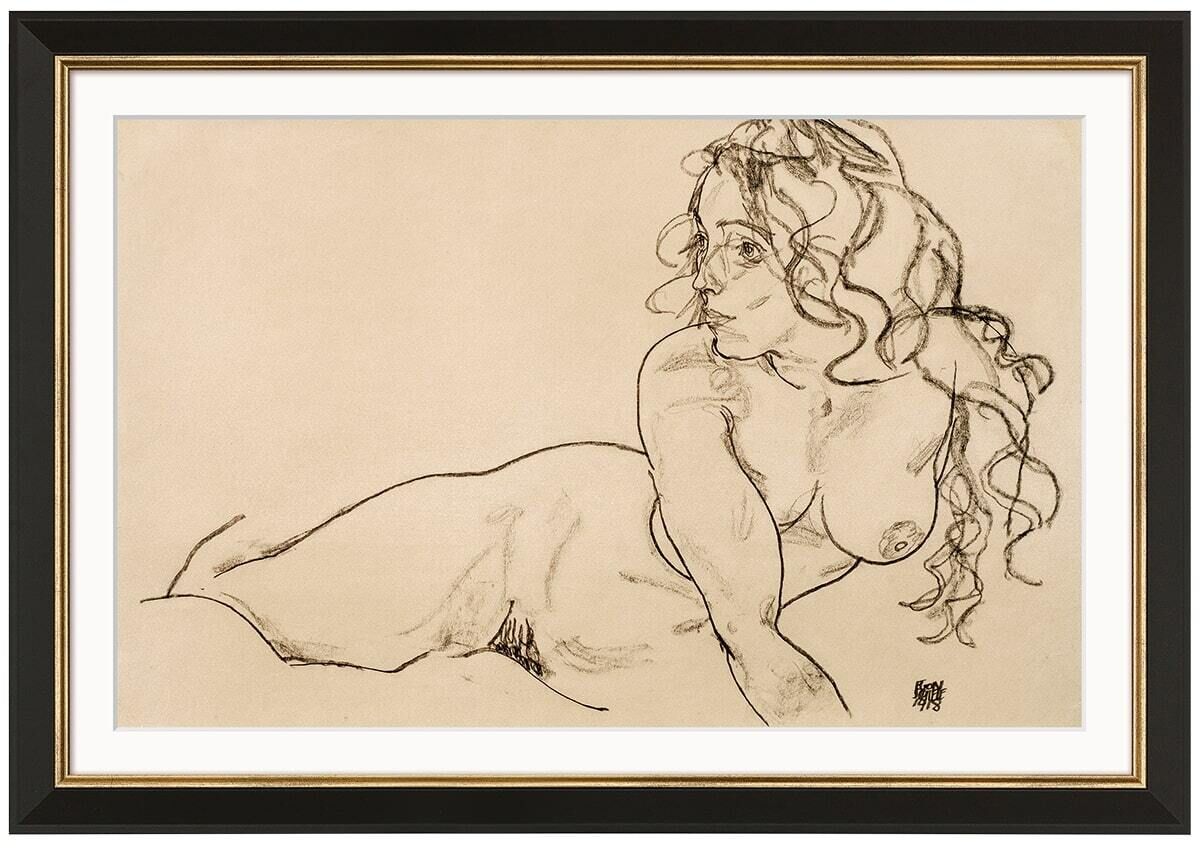 Eine Schwarz-Weiß-Zeichnung von Egon Schiele zeigt einen weiblichen Akt mit langem welligem Haar, der sich auf einem Untergrund aufstützt. Das Kunstwerk ist in einem schwarzen Rahmen mit weißer Umrandung eingefasst.