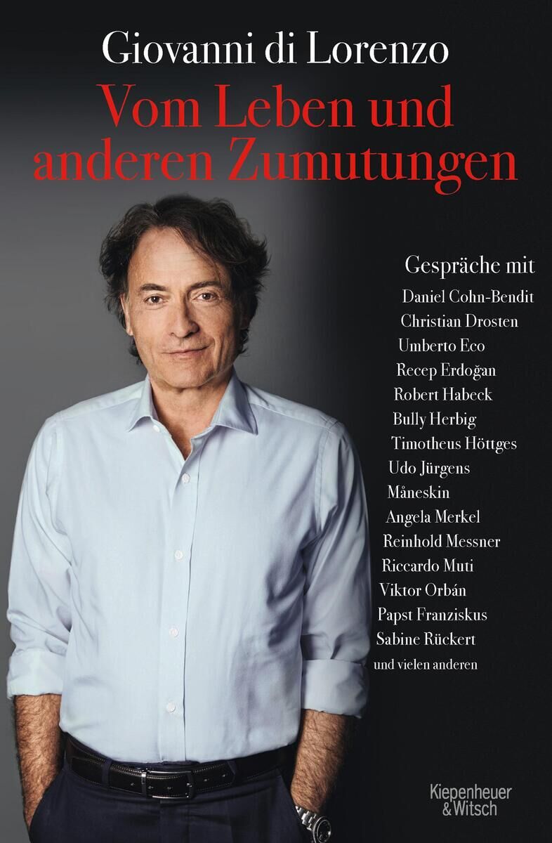 Das Bild zeigt das Buchcover von Giovanni di Lorenzos 'Vom Leben und anderen Zumutungen'. Der Hintergrund ist schwarz, der Titel ist in roten und weißen Buchstaben geschrieben. Das Cover zeigt ein Porträt von Giovanni di Lorenzo in einem weißen Hemd und blauer Hose. Rechts auf dem Cover stehen die Namen einiger prominenter Persönlichkeiten, mit denen Gespräche geführt wurden. Unten rechts ist das Verlagslogo von Kiepenheuer & Witsch.