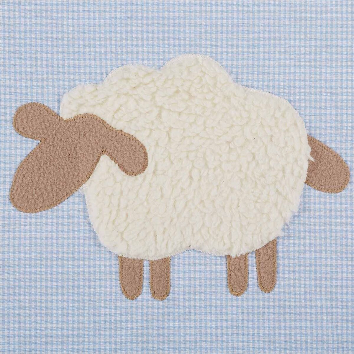 Baby-Kuscheldecke mit einem niedlichen Schaf-Motiv auf hellblau kariertem Hintergrund.